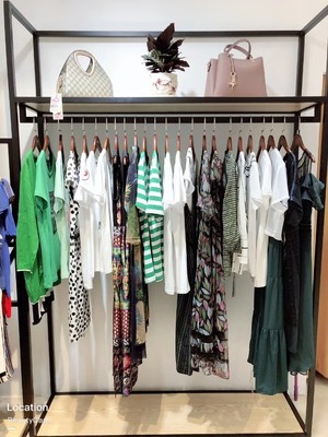 開(kāi)服裝店進(jìn)貨渠道分析 芝麻e柜品牌折扣店加盟靠譜嗎？